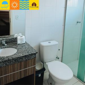 een badkamer met een toilet, een wastafel en een douche bij L'acqua diRoma 1 2 3 4 5 - Temporada CN in Caldas Novas