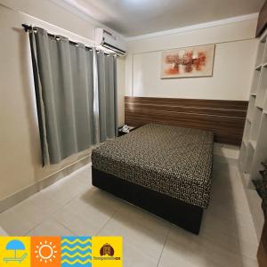 een slaapkamer met een bed in een kamer bij L'acqua diRoma 1 2 3 4 5 - Temporada CN in Caldas Novas