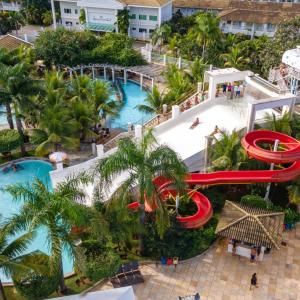 een luchtzicht op een zwembad met een waterpark bij L'acqua diRoma 1 2 3 4 5 - Temporada CN in Caldas Novas