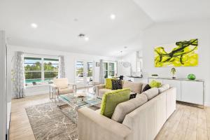 Χώρος καθιστικού στο Newley Built Heated Pool Golf course Views