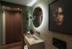 テッサロニキにあるNYX Hotel Thessalonikiのバスルーム(大きな鏡、シンク付) +41枚の写真