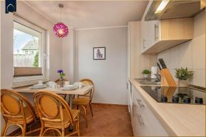 a kitchen and dining room with a table and chairs at Tema 2 in Ahlbeck