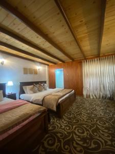 ein Hotelzimmer mit zwei Betten in einem Zimmer in der Unterkunft Peak View Cottage in Nuwara Eliya