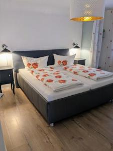 Un dormitorio con una cama con flores rojas. en Stadtoase Koblenz, en Coblenza 17 fotos más