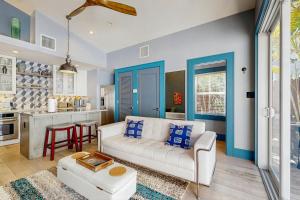 Una sala de estar con un sofá blanco y una cocina. en Island Retreat, en Key West