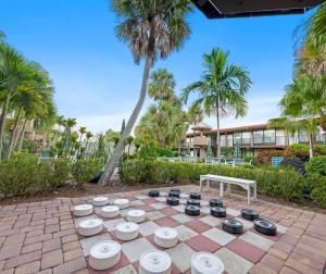 奥兰多Magic Tree Resort的棕榈树环绕的露台上的棋盘