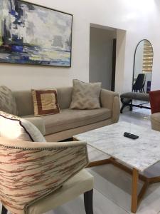 Χώρος καθιστικού στο Flourish apartment