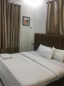 Ένα ή περισσότερα κρεβάτια σε δωμάτιο στο Flourish apartment