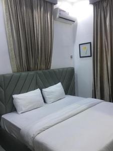 Ένα ή περισσότερα κρεβάτια σε δωμάτιο στο Flourish apartment