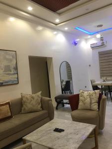 Χώρος καθιστικού στο Flourish apartment