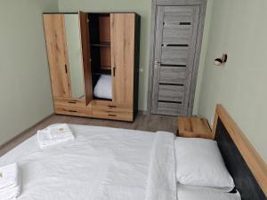 a bedroom with a bed and a large mirror at Ваканционен апартамент in Tryavna