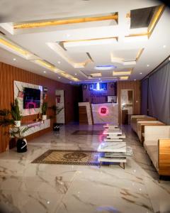 ein Wohnzimmer mit Sofas und einem Tisch mit Büchern in der Unterkunft Ivy Hotel Epe in Poka