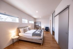 Giường trong phòng chung tại Stockhorn Loft - central, free parking, private
