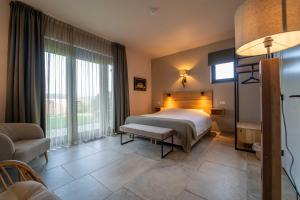 sypialnia z łóżkiem i dużym oknem w obiekcie Hof van Kleeberg w mieście Mechelen +269 zdjęć