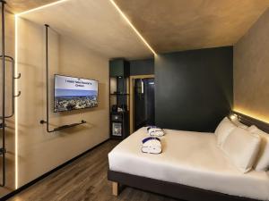 Телевизор и/или развлекательный центр в Novotel Genova City