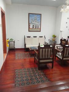 a living room with chairs and a couch at Bonsai Hotel Salamina Caldas in Salamina