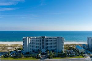 un grande edificio bianco accanto alla spiaggia di Spanish Key Unit 301 a Perdido Key