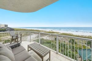 un balcone con vista sulla spiaggia di Spanish Key Unit 301 a Perdido Key