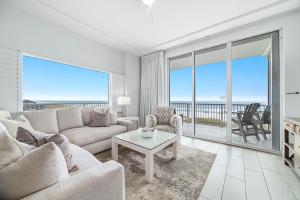 un soggiorno con un divano e un tavolo di Spanish Key Unit 301 a Perdido Key