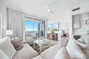 un soggiorno con un divano e un tavolo di Spanish Key Unit 301 a Perdido Key Altre 57 foto