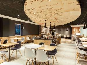 a restaurant with tables and chairs and a bar at ibis Edinburgh Centre Royal Mile – Hunter Square in Edinburgh