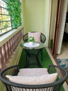 Posezení v ubytování Spacious Calitwapa Studio Apartment with AC available