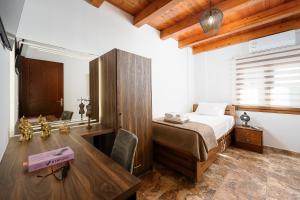 Ένα ή περισσότερα κρεβάτια σε δωμάτιο στο SandShine Luxury Villa