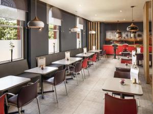 a dining room with tables and chairs in a restaurant at ibis Coventry Centre in Coventry