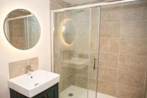 Et badeværelse på Cefnfor Newport + 20 billeder