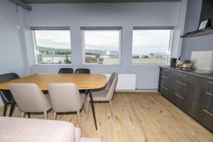 eine Küche und ein Esszimmer mit Tisch und Stühlen in der Unterkunft LL Properties - TB24 Akureyri Retreat in Akureyri