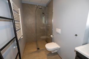 ein Badezimmer mit Dusche und Toilette in der Unterkunft LL Properties - TB24 Akureyri Retreat in Akureyri