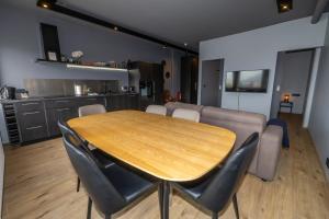 ein Esszimmer mit einem Holztisch und Stühlen in der Unterkunft LL Properties - TB24 Akureyri Retreat in Akureyri