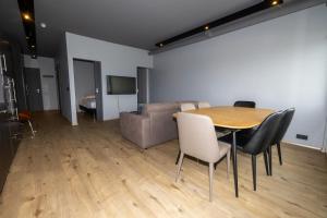 TV a/nebo společenská místnost v ubytování Akureyri TB24 Apartments