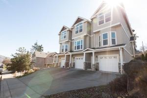 a large house with a driveway in front of it at Venturi 30 Day in Hood River