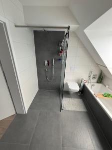 Koupelna v ubytování Luxuriöse Maisonette Wohnung mit Whirlpool und Weitblick im Kurviertel von Bad Salzuflen + 18 fotografií