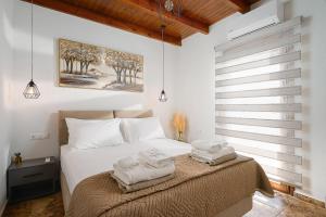 Ένα ή περισσότερα κρεβάτια σε δωμάτιο στο SandShine Luxury Villa