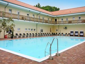 a large swimming pool in the courtyard of a hotel at Ferienpark Markgrafenheide in Markgrafenheide