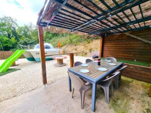 Patio nebo venkovní prostory v ubytování Le chalet au bord de seine