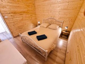 Postel nebo postele na pokoji v ubytování Le chalet au bord de seine