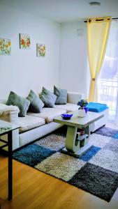 a living room with a white couch and a table at Departamento 4 personas, sector Peñuelas in La Serena
