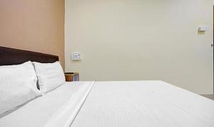 Postel nebo postele na pokoji v ubytování FabExpress Nova Rooms