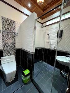 a bathroom with a toilet and a sink at ZHOUhao HOTEL in Luang Prabang