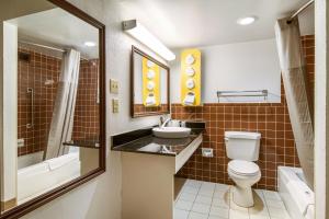 新斯坦顿新斯坦顿6号汽车旅馆的带马桶、水槽和浴缸的浴室 更多14张照片