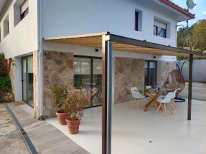 a modern house with a large open patio at Fonte da Arrigada in Cambre