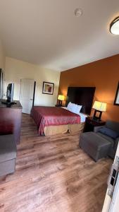 Postel nebo postele na pokoji v ubytování Executive Inn and Suites