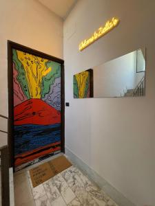 Una entrada a un museo con un cuadro en la pared. en Ziettas Pop House, en Nápoles