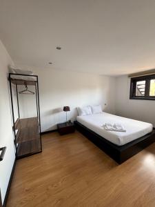 ein Schlafzimmer mit einem Bett und einer Leiter darin in der Unterkunft Misericórdia Garden Homes in Vila do Conde