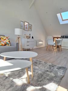 een woonkamer met een bank en een tafel bij AquaLodge Harmonia in Aix-les-Bains