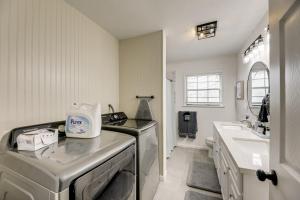 Ένα μπάνιο στο Family Home with Covered Patio and Grill in La Grange +26 φωτογραφίες
