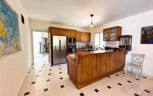 Η κουζίνα ή μικρή κουζίνα στο Villa 13 oliviers Couchers de soleil LUMIO